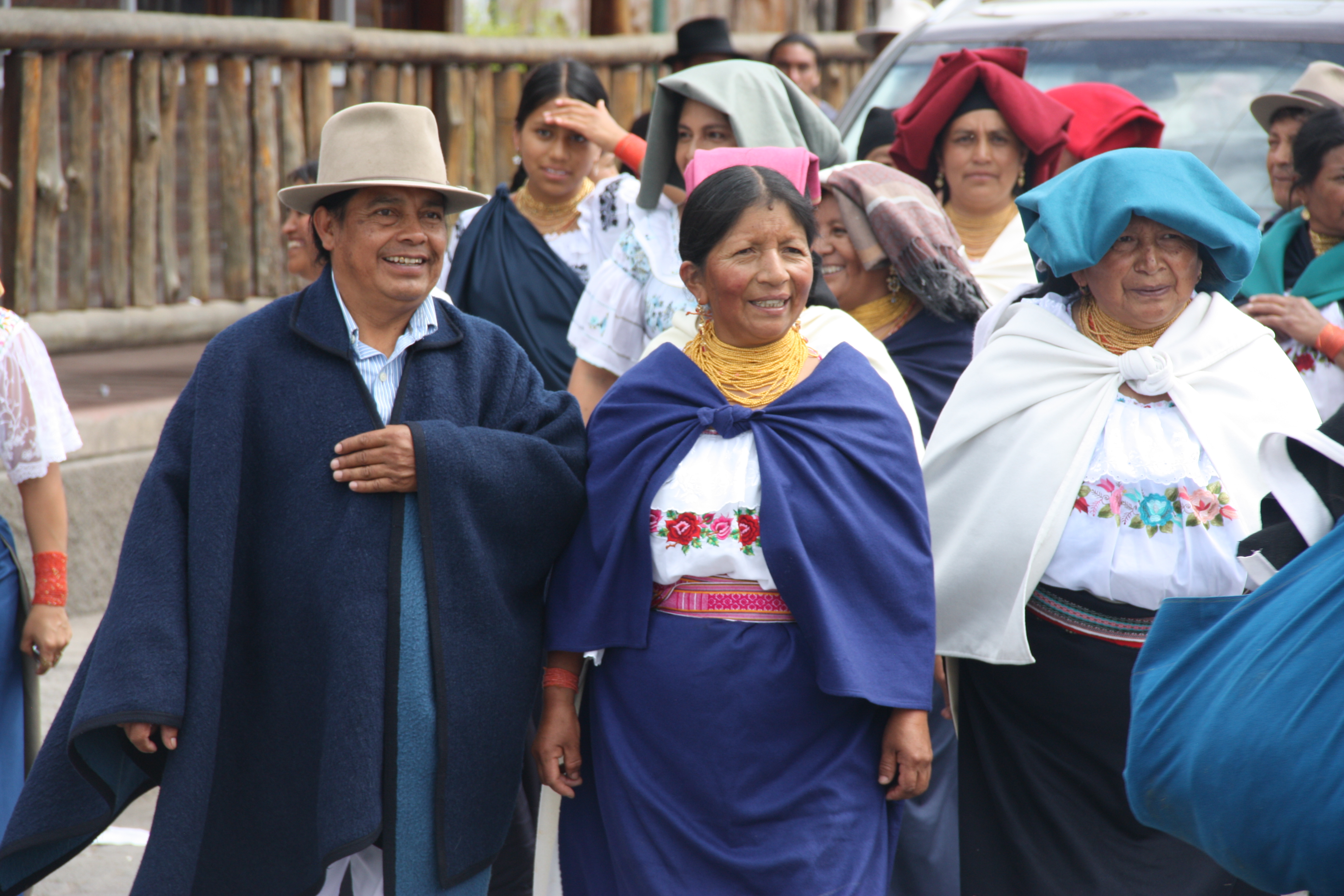Hombres y mujeres con vestimenta del pueblo Otavalo, caminando a la iglesia de la parroquia Eugenio Espejo de Otavalo. 